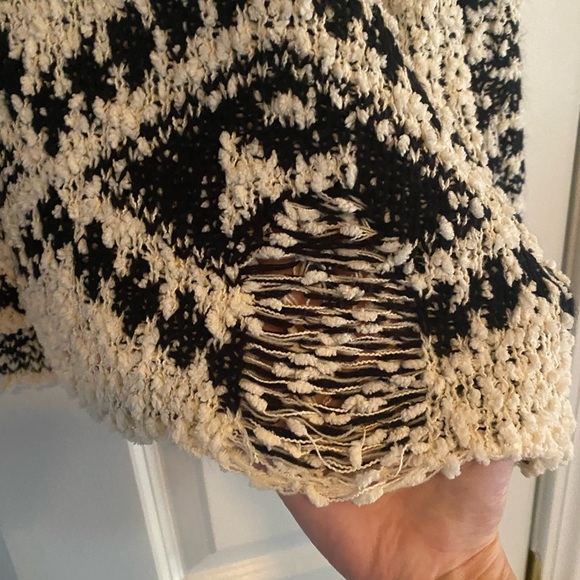 Pol Oversized Aztec Print Sweater, size Medium - Picture 9 of 9